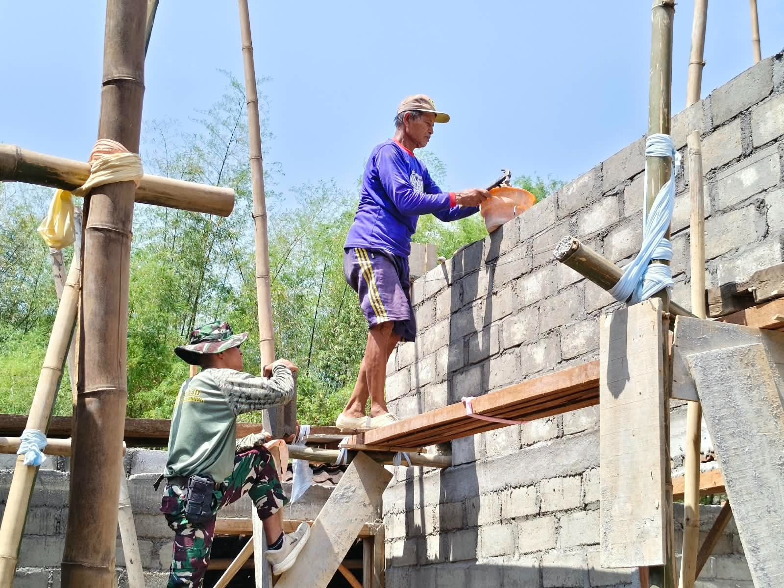 TMMD ke-130: TNI Berkontribusi dalam Rehabilitasi Rumah Warga di Desa Pojok TMMD ke-130: TNI Berkontribusi dalam Rehabilitasi Rumah Warga di Desa Pojok