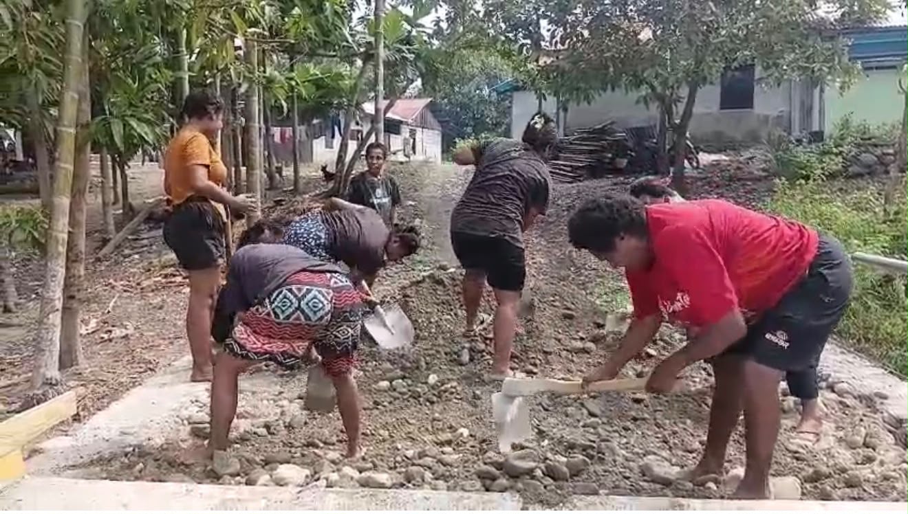 Minggu Tetap Bergotong Royong, Mama-Mama Papua dan Satgas TMMD Kompak Bangun Jalan Yamboi