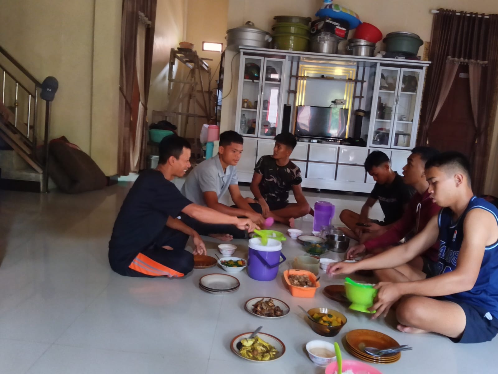 Kedekatan TNI dan Masyarakat Terjalin saat Nasi Hangat di Cendana