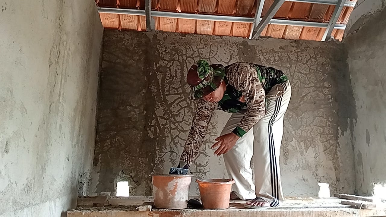 Konstruksi Rumah Ibu Sukesti Dikebut oleh Satgas TMMD