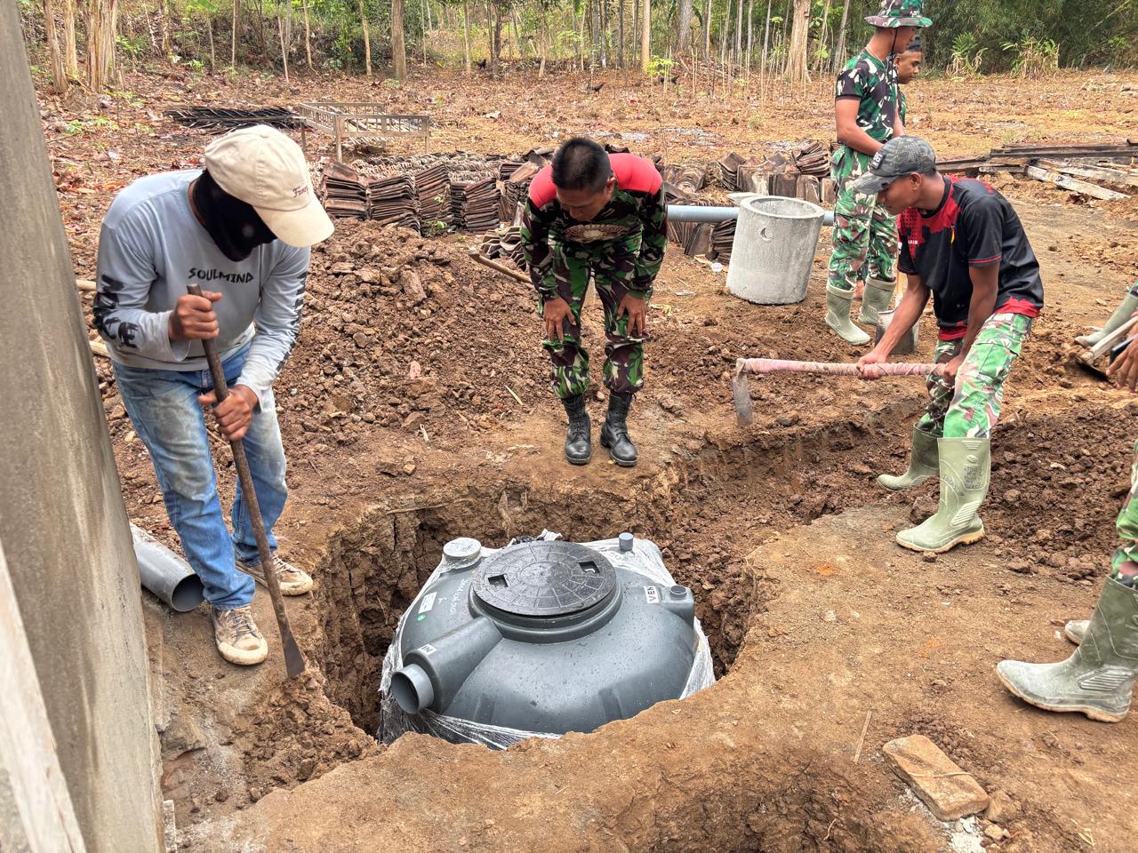 Membangun Jamban Layak untuk Masyarakat, Satgas TMMD Bekerja Sama dengan Warga