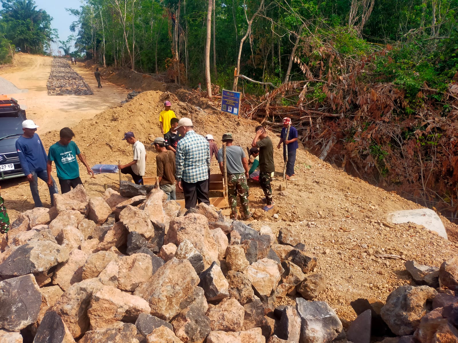 Kejar Target Pembangunan, Satgas TMMD ke-130 Kodim 0427/Way Kanan Percepat Pengerjaan Jalan di Gunung Sangkaran