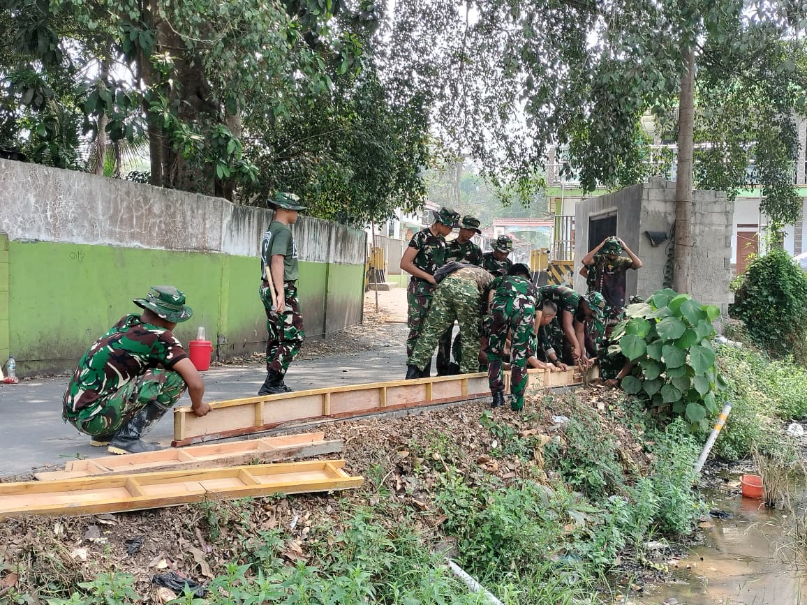 Pemasangan Bekisting oleh Satgas TMMD ke-130 untuk Peningkatan Infrastruktur