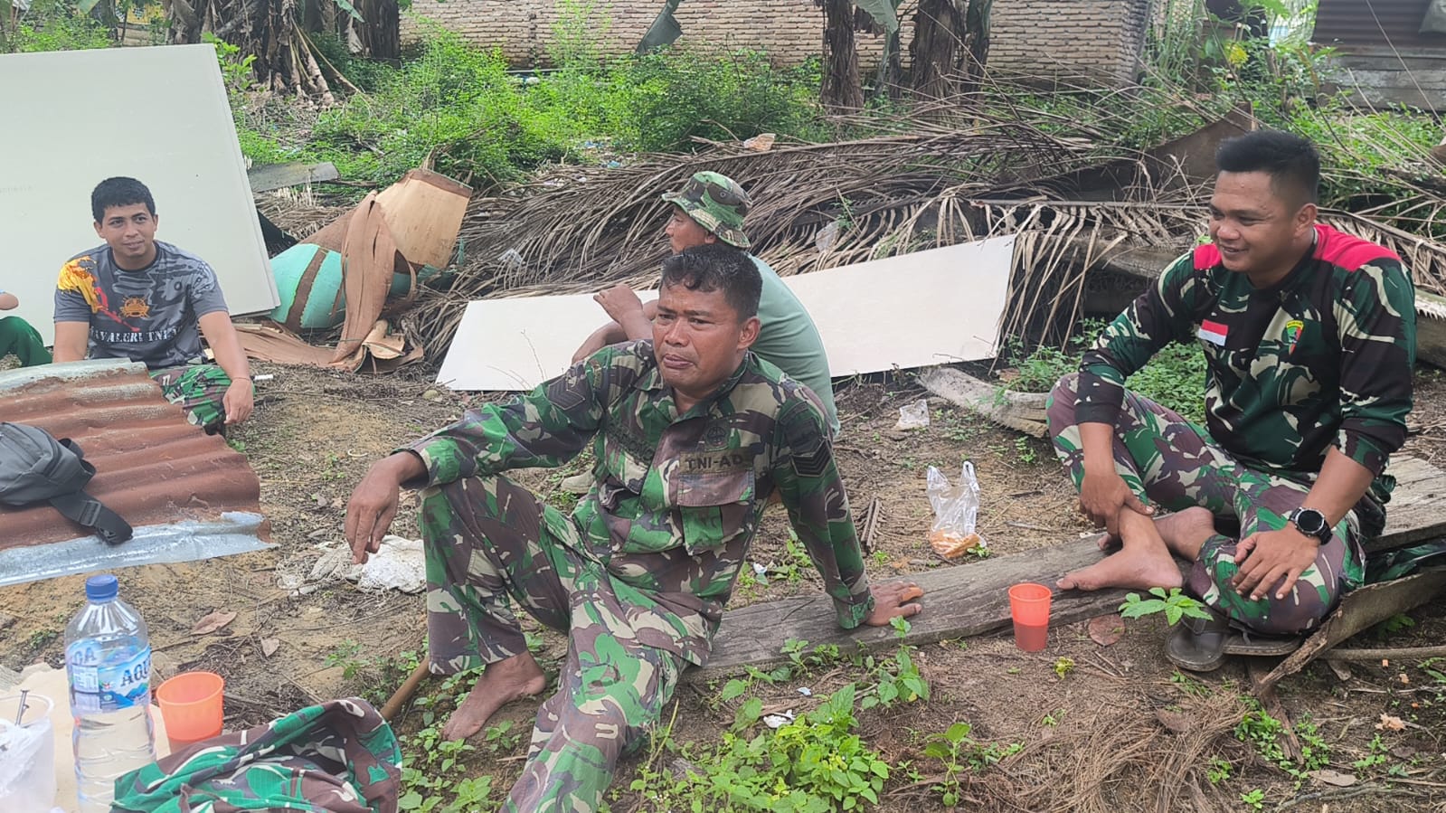 Semangat Menuju Sejahtera, Satgas TMMD ke-130 Hibur Diri Sambil Bangun RTLH