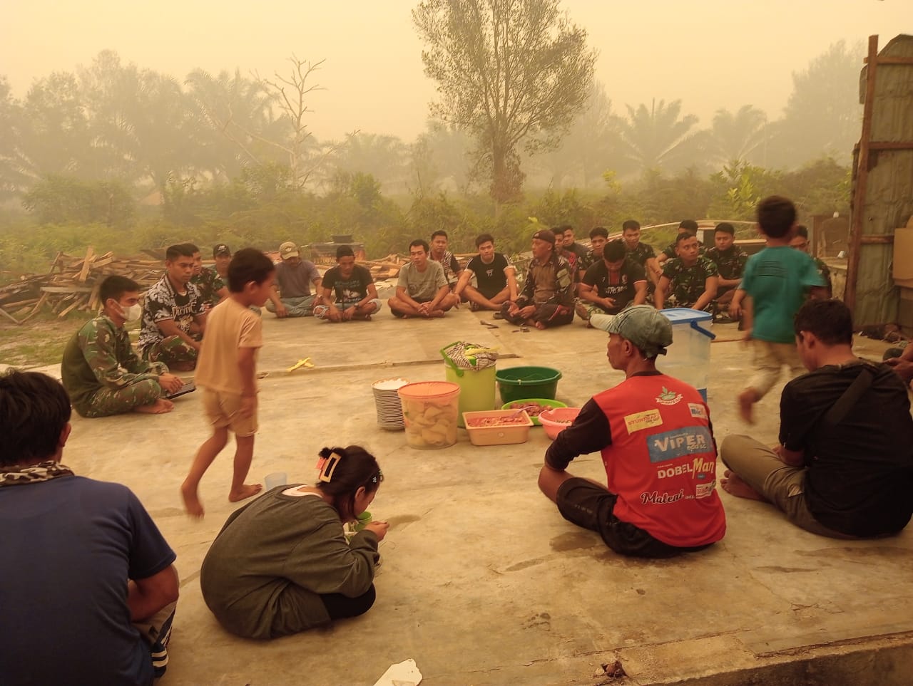 Satgas TMMD Kodim 1016/Plk Adakan Makan Siang untuk Memperkuat Hubungan Sosial