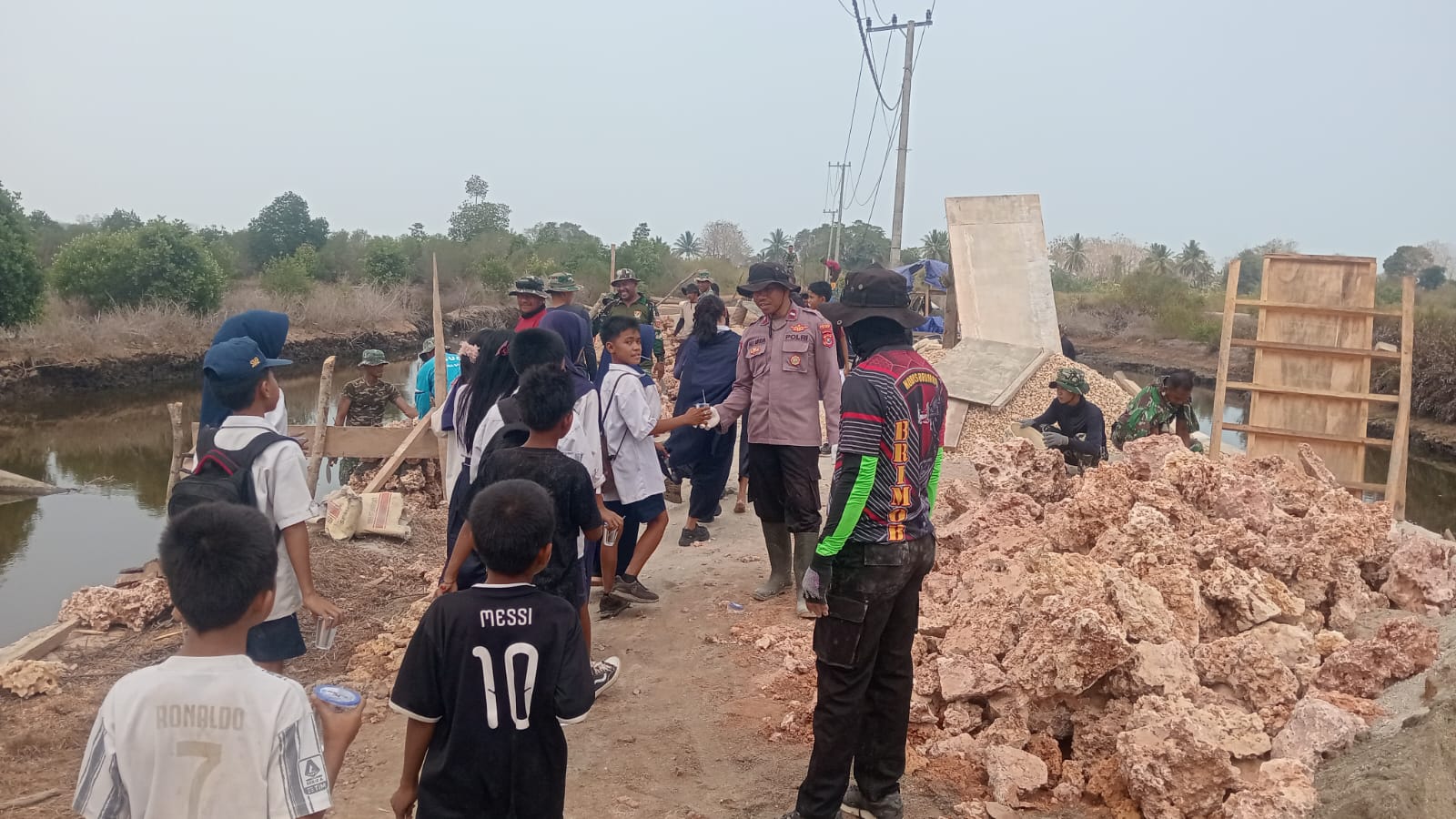 Kehangatan Hubungan TNI dan Masyarakat Terpancar di TMMD ke-130