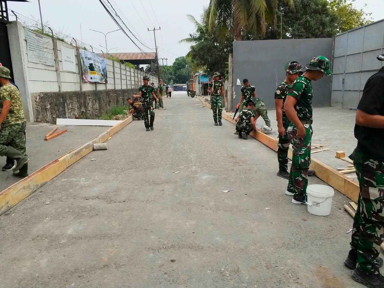 Pemasangan Bekisting untuk Pembangunan Jalan TMMD ke-130 di Tangerang