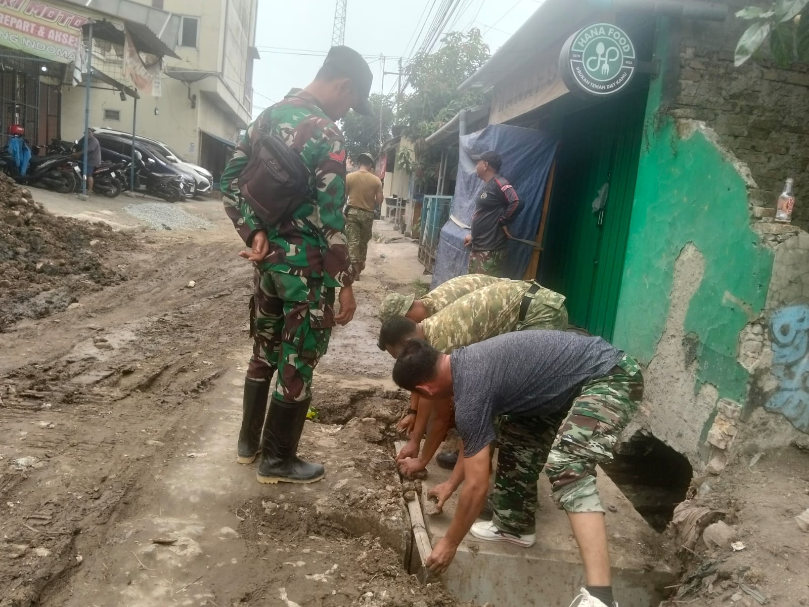 Pengerjaan Gorong-Gorong untuk Memfasilitasi Warga di Sumur Bandung Pengerjaan Gorong-Gorong untuk Memfasilitasi Warga di Sumur Bandung