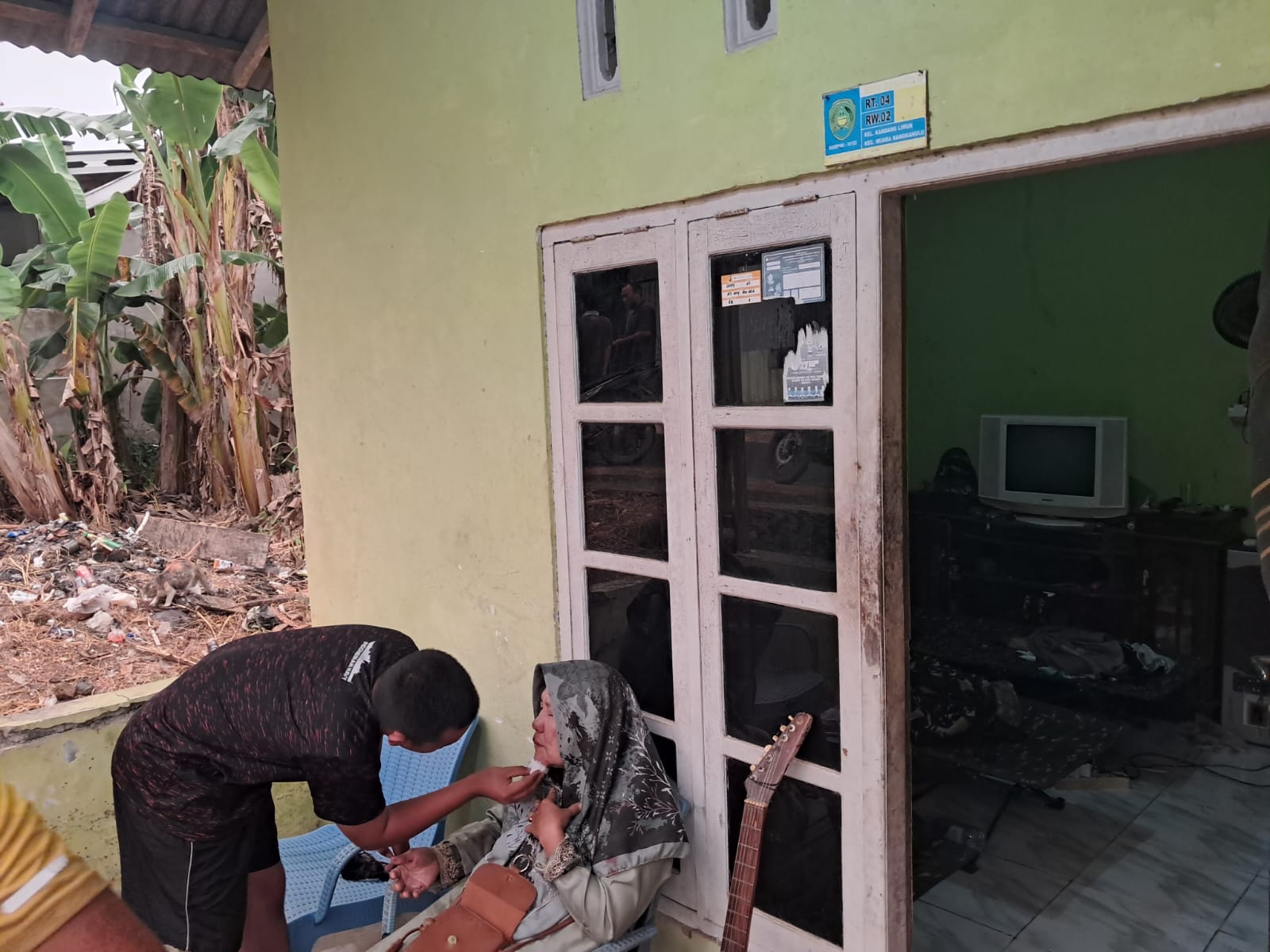 Kepedulian TNI di TMMD: Satgas Rawat Ibu Sarifah yang Terjatuh