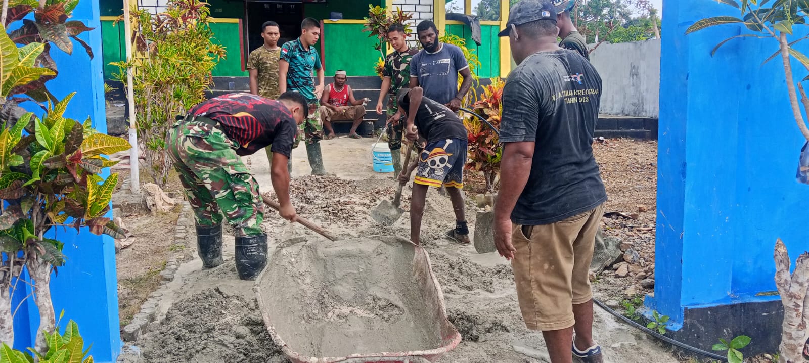 Pembangunan Jalan melalui Kerja Sama TNI dan Warga di Halmahera Tengah Pembangunan Jalan melalui Kerja Sama TNI dan Warga di Halmahera Tengah