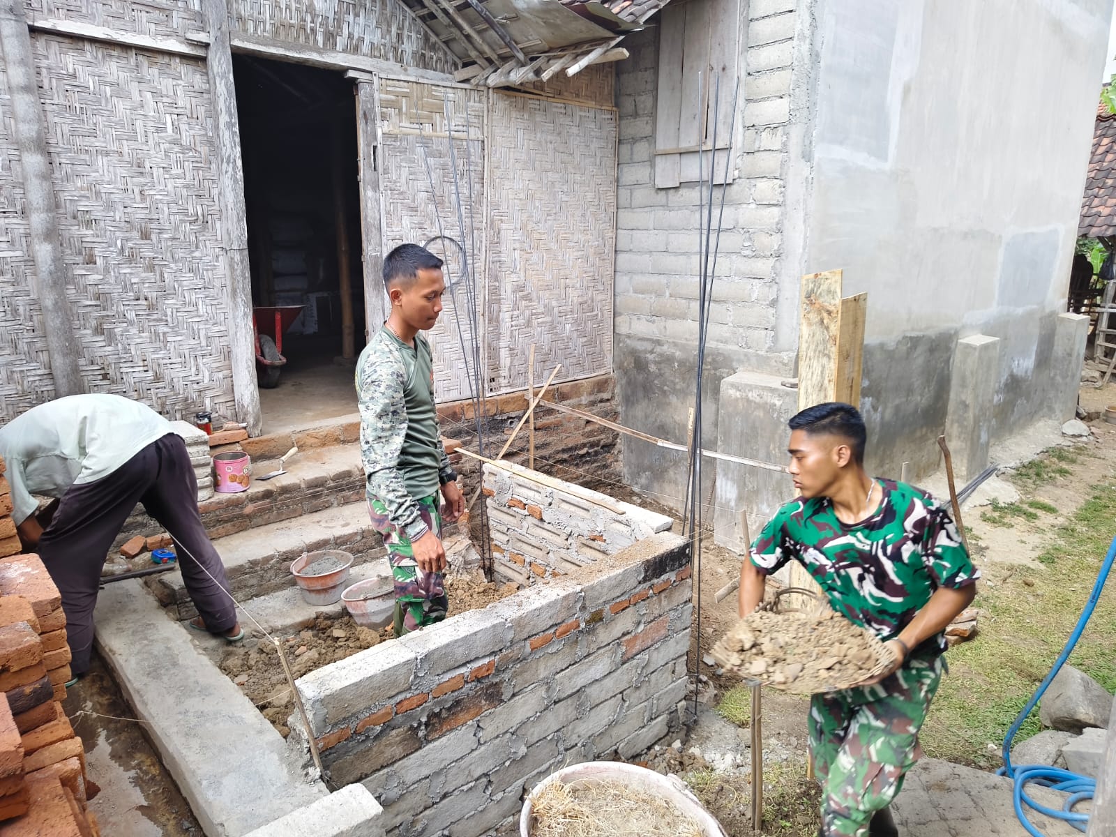 Tim TMMD Percepat Proyek Sanitasi di Desa Pojok untuk Mbah Painah Tim TMMD Percepat Proyek Sanitasi di Desa Pojok untuk Mbah Painah