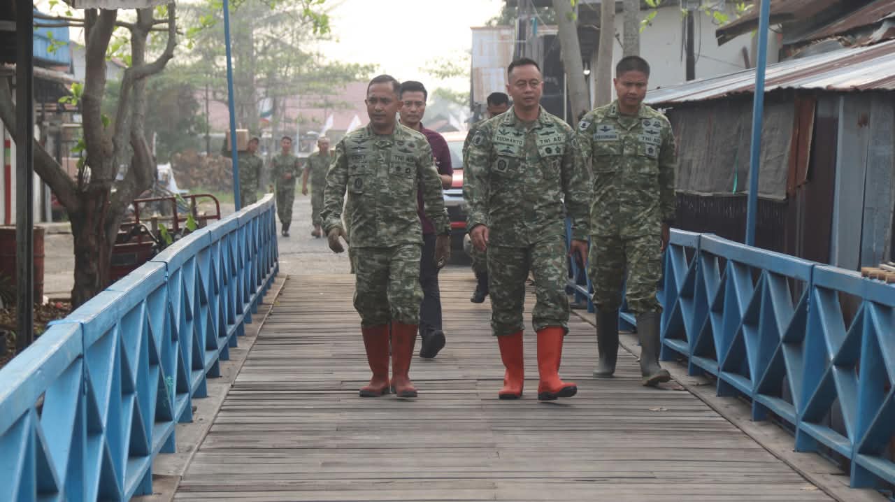 Panglima Divisi III Kostrad Tinjau Langsung Skala Kebakaran di Kalimantan Tengah
