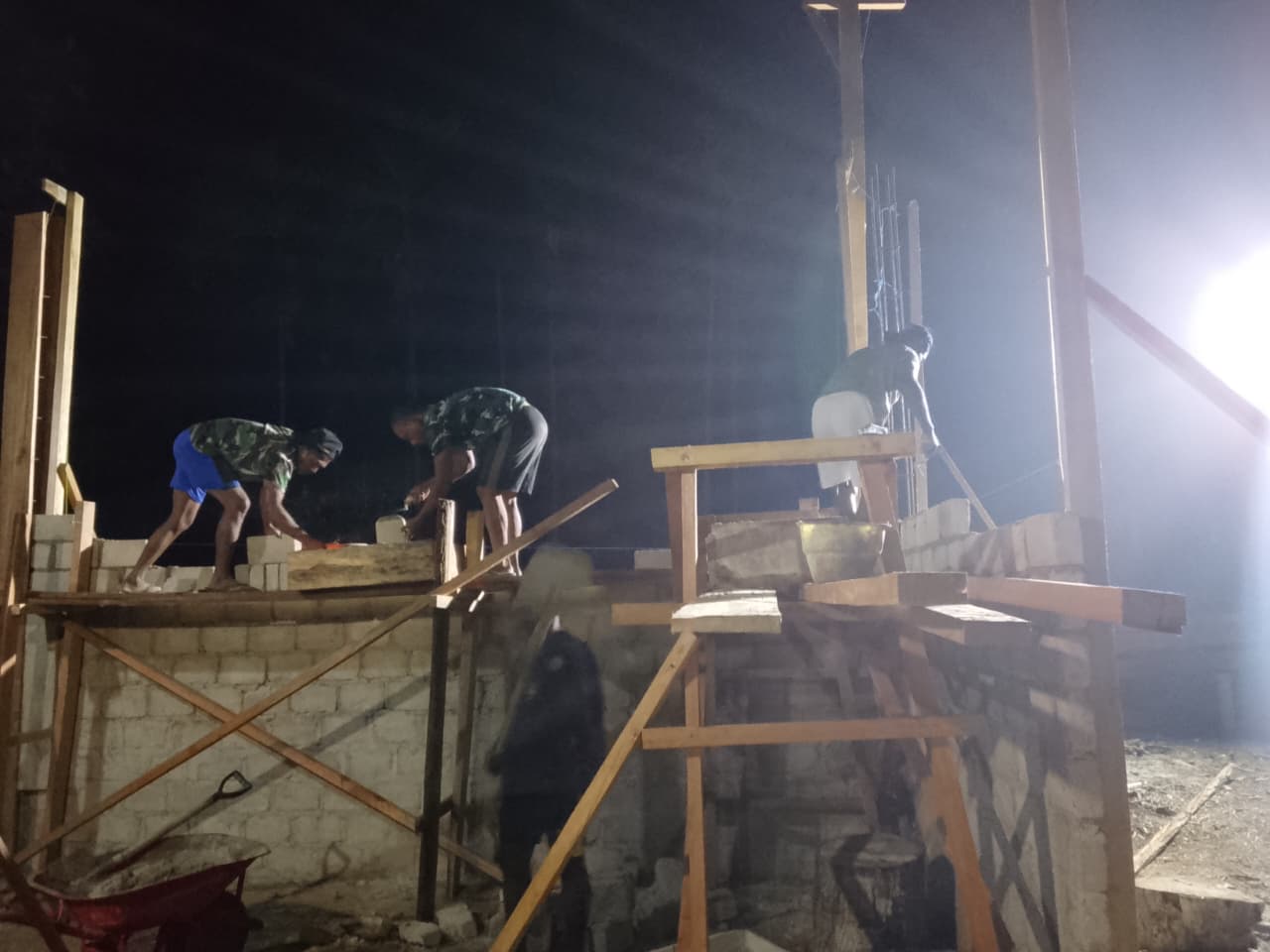 Kolaborasi Anggota Satgas TMMD 130 Kodim 1512/Weda Tingkatkan Pembangunan Desa Kolaborasi Anggota Satgas TMMD 130 Kodim 1512/Weda Tingkatkan Pembangunan Desa