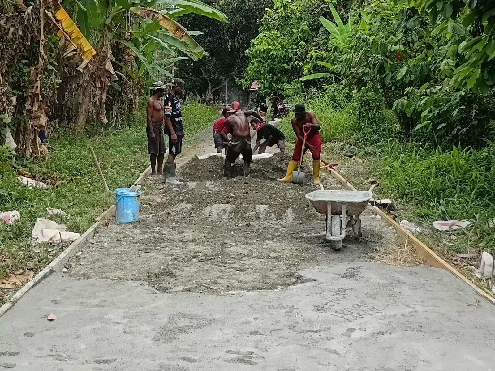 Masyarakat Yamboi Bersama TNI Mempercepat Pembangunan Jalan Utama Kampung