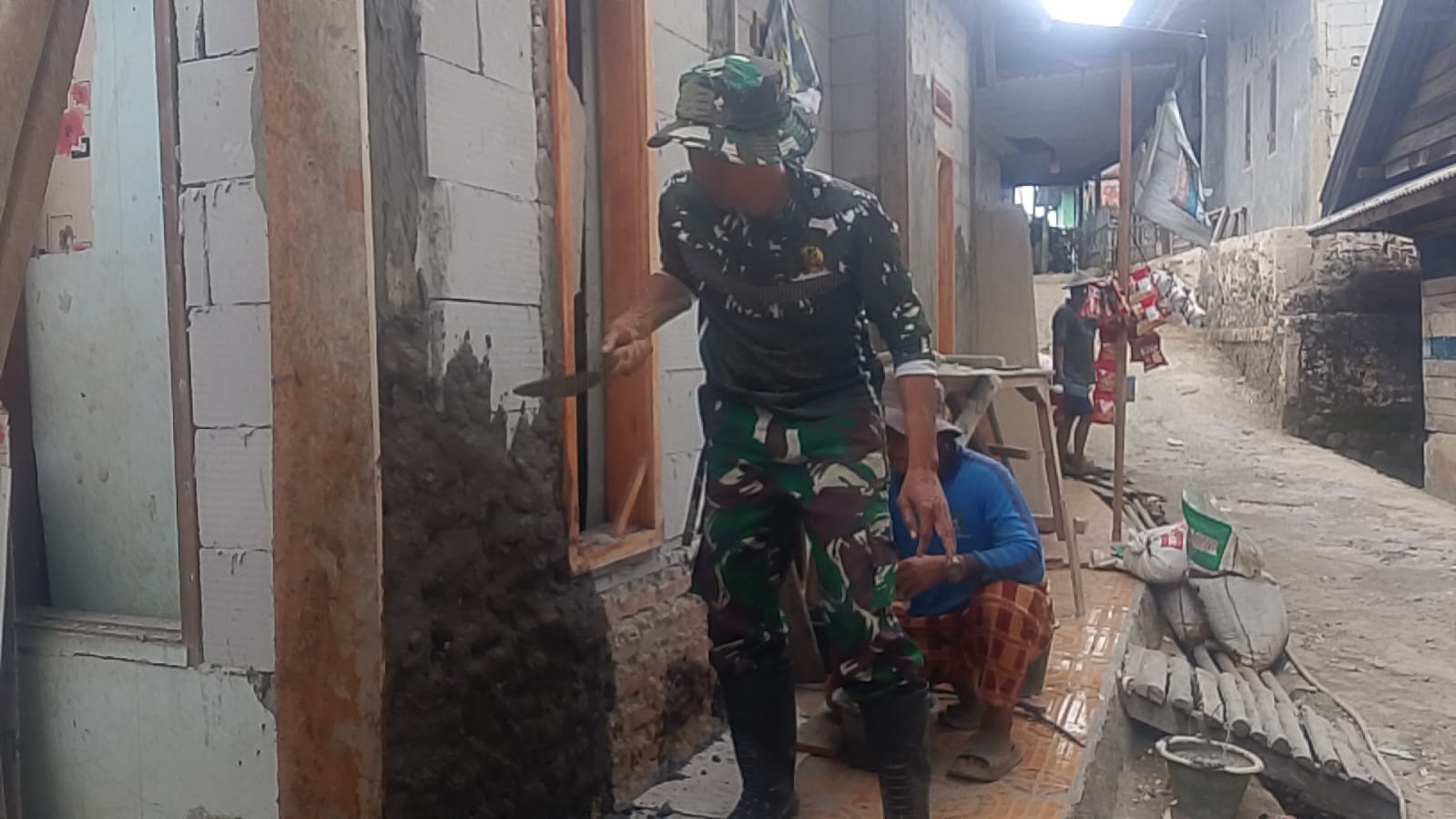 Satgas TMMD ke-130 Kodim 0603/Lebak Bersama Warga Bangun Rutilahu di Citorek Barat
