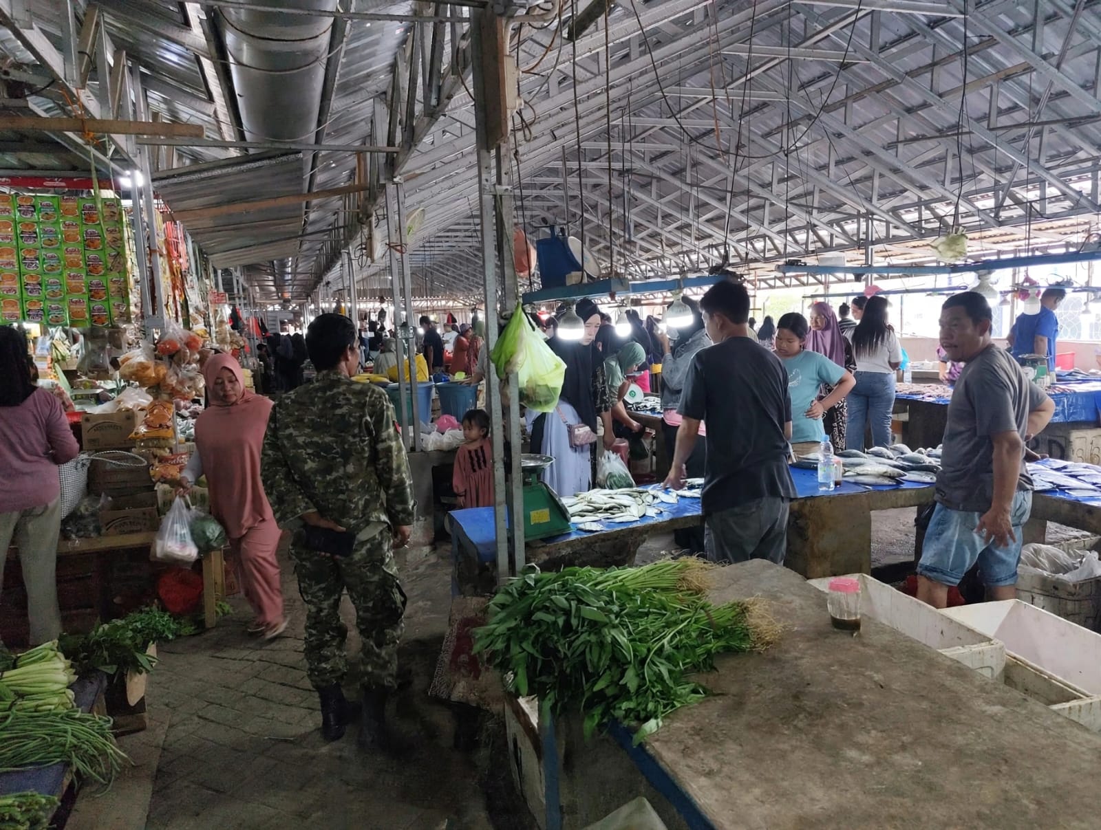 Babinsa Carawali Lakukan Pemantauan Ketersediaan Sembako di Pasar Lawawoi