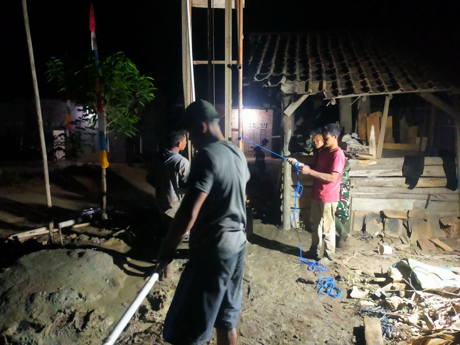 Ketahanan Satgas TMMD dan Warga dalam Mencari Air Bersih di Malam Hari