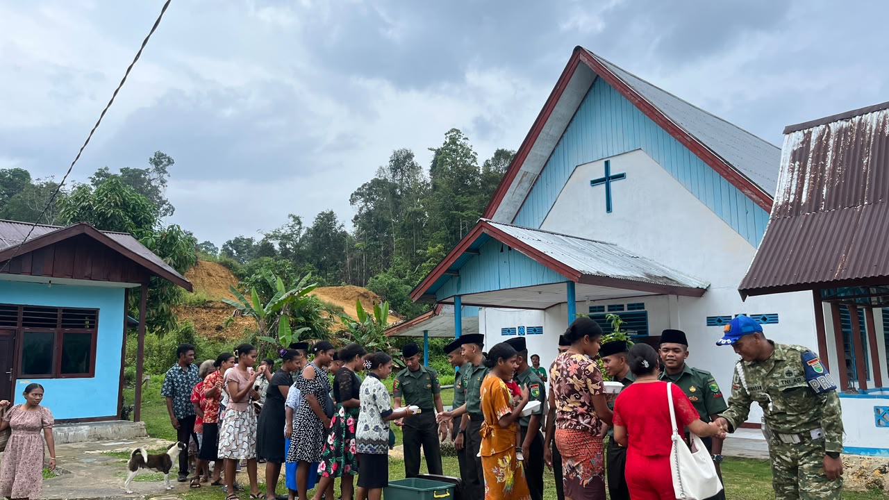 KASIH TAK MENGENAL PERBEDAAN, Yonif TP 859/RBK Berbagi Kebahagiaan di Gereja GKI Imanuel Masram
