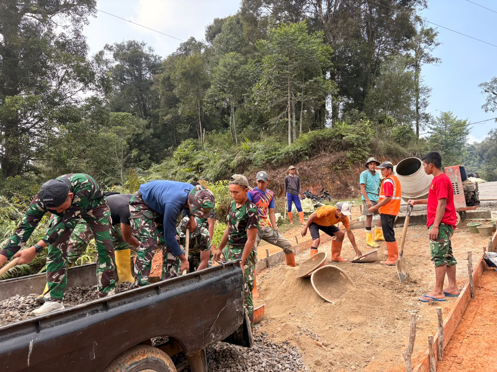 TMMD ke-130: Rehabilitasi Rumah di Citorek Barat Menuju Penyelesaian Akhir