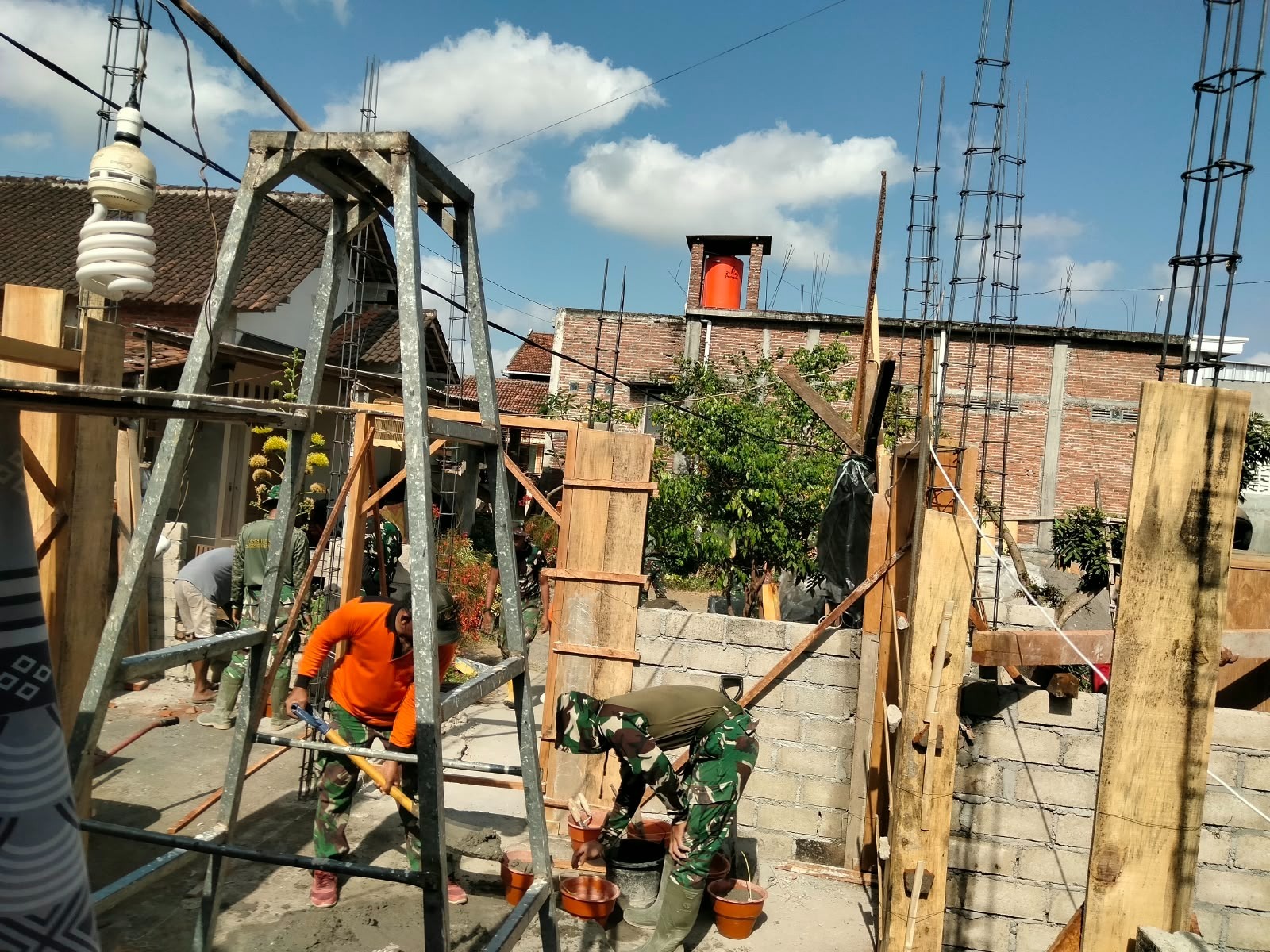 Pelaksanaan Pemasangan Kusen di RTLH Pak Agus Suwandi oleh Satgas TMMD