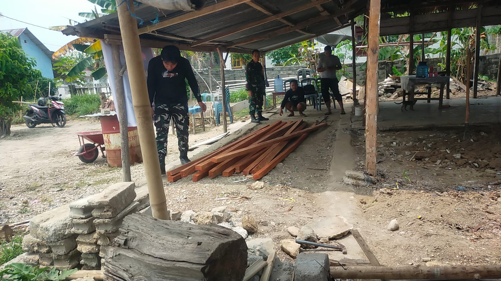 Pengiriman Material Kayu RTLH oleh Satgas dan Warga Desa Mayakeli