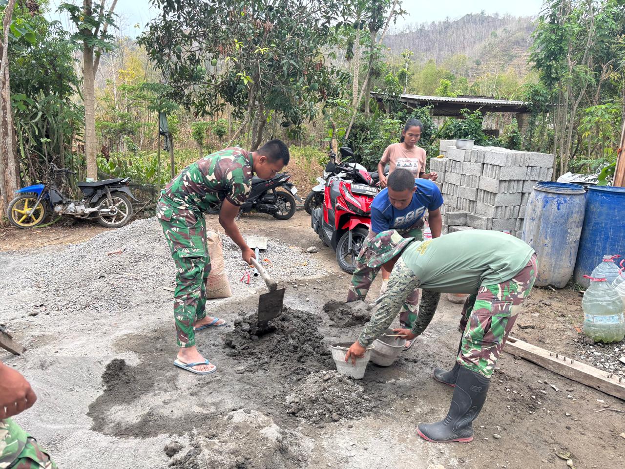 Pembangunan RTLH Pak Jaka Berlanjut, Satgas TMMD ke-130 Kerjakan Dinding Bagian Atas