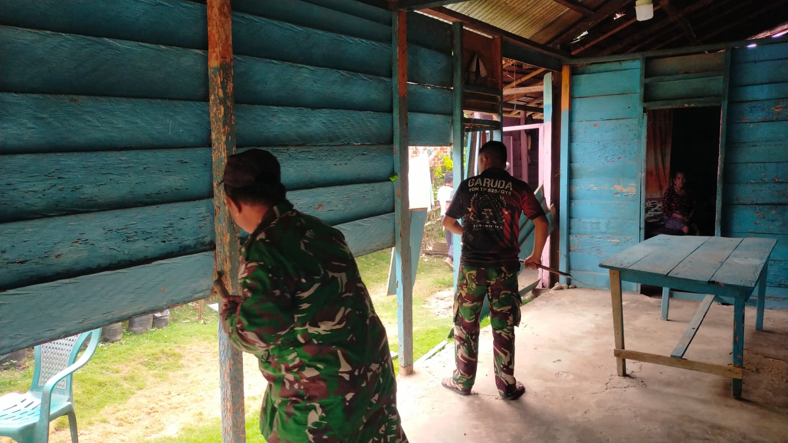 Pemulai Ruang Layak Huni, Satgas TMMD Poso Awali Pembongkaran Rumah Ibu Minya Tarante