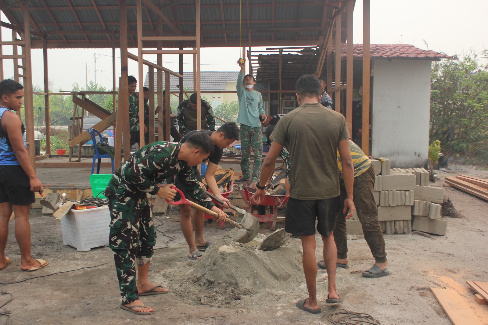 Pembangunan Rumah Layak, Satgas TMMD Bersama Masyarakat Berkolaborasi