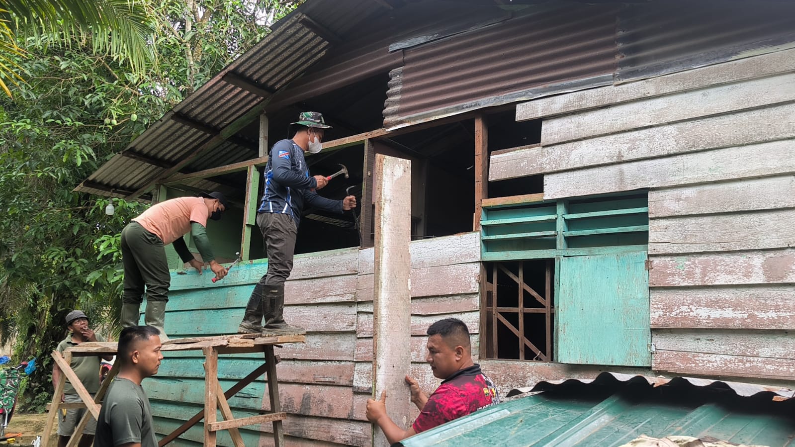 Rumah Edi Harahap Diperbaiki, Satgas TMMD Fokus pada Pembongkaran Papan Usang