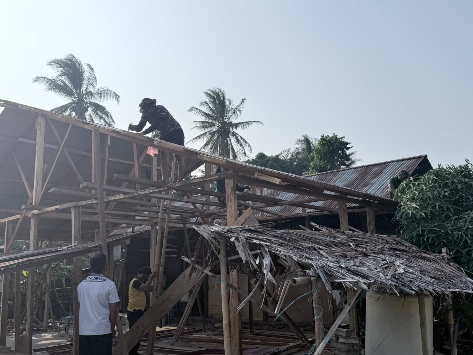 Satgas TMMD ke-130 Menerapkan Kolaborasi dalam Rehabilitasi Hunian di Mayakeli