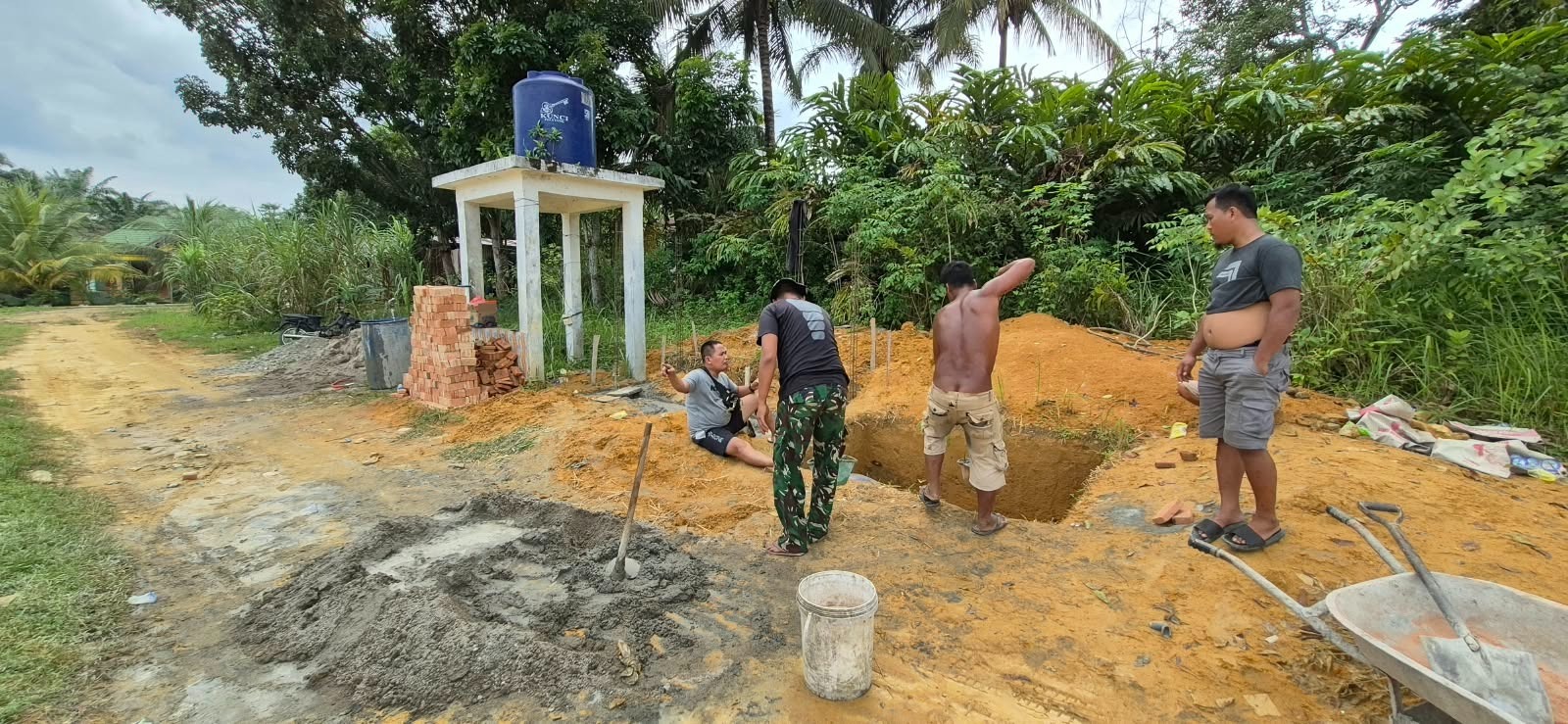 Proyek MCK Aek Batu: TNI dan Masyarakat Wujudkan Kerja Gotong Royong