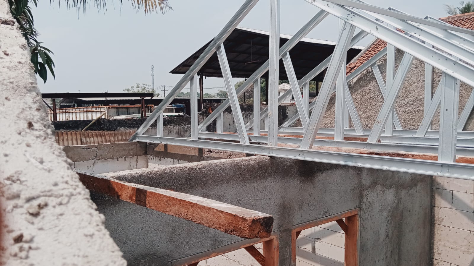 Satgas TMMD ke-130 Memulai Pemasangan Atap di Rumah Ibu Nayah