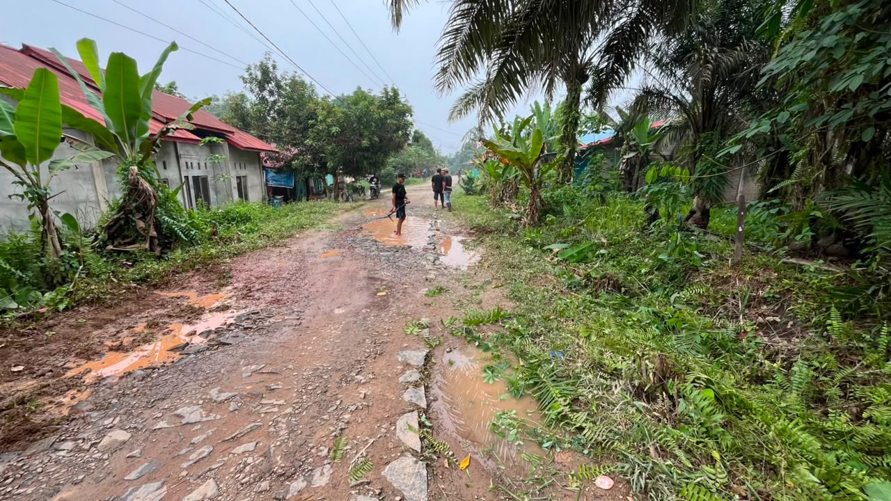 Sinergi TNI dan Warga dalam Membangun Desa di TMMD Ke-130