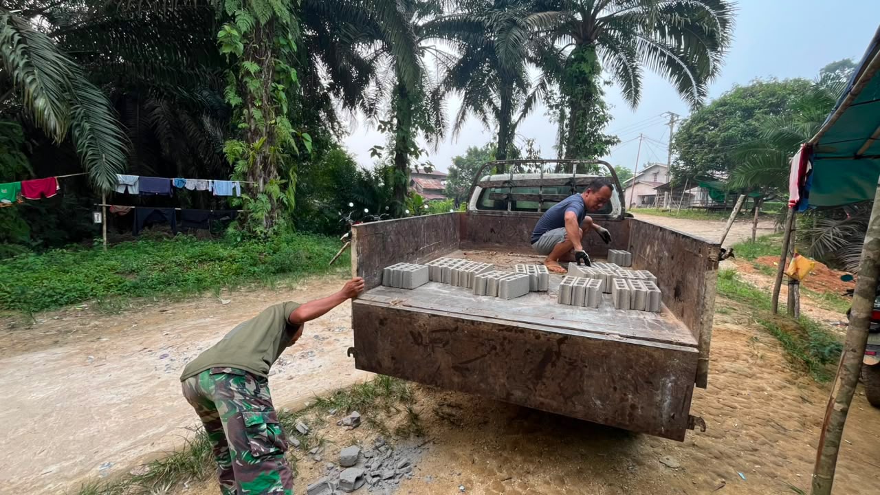 Percepatan Pembangunan RTLH, Satgas TMMD Kodim 1210/Landak Lakukan Pengangkutan Batako