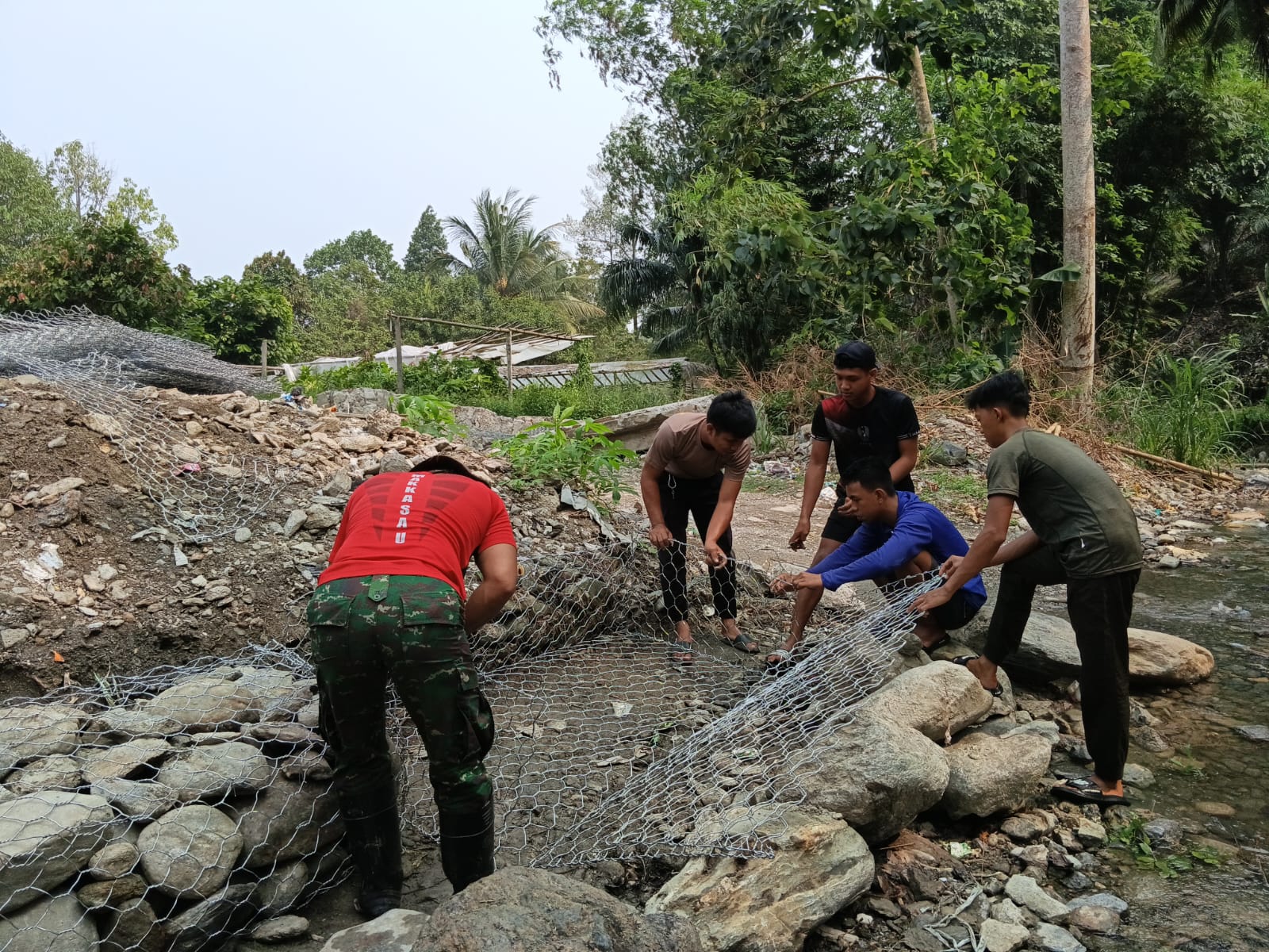 Satgas TMMD Luwu Timur Percepat Jembatan Beton dengan Penekanan pada Kualitas