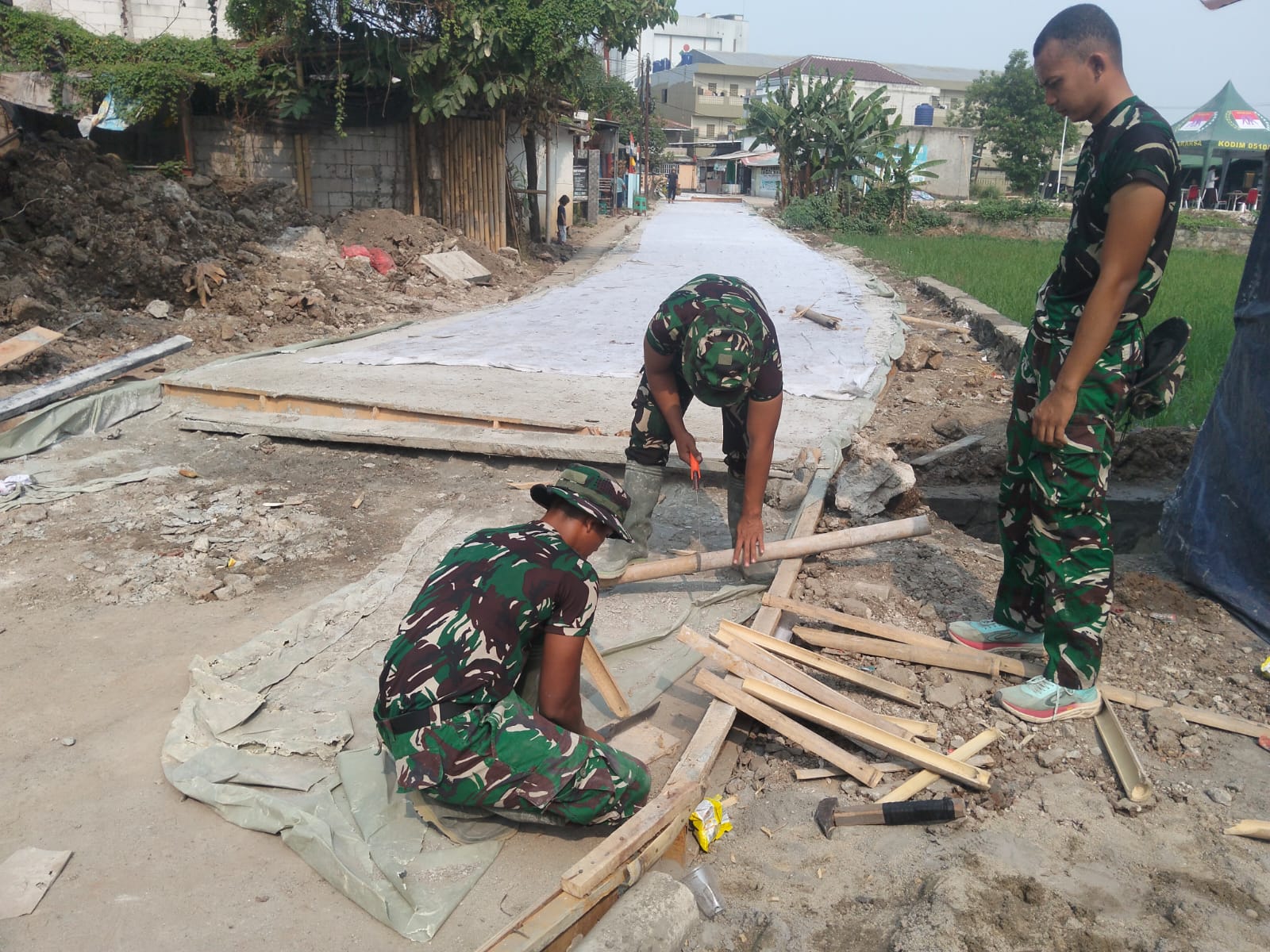 Pemasangan Bekisting TMMD di Sumur Bandung Dukung Proyek Jalan yang Lebih Baik