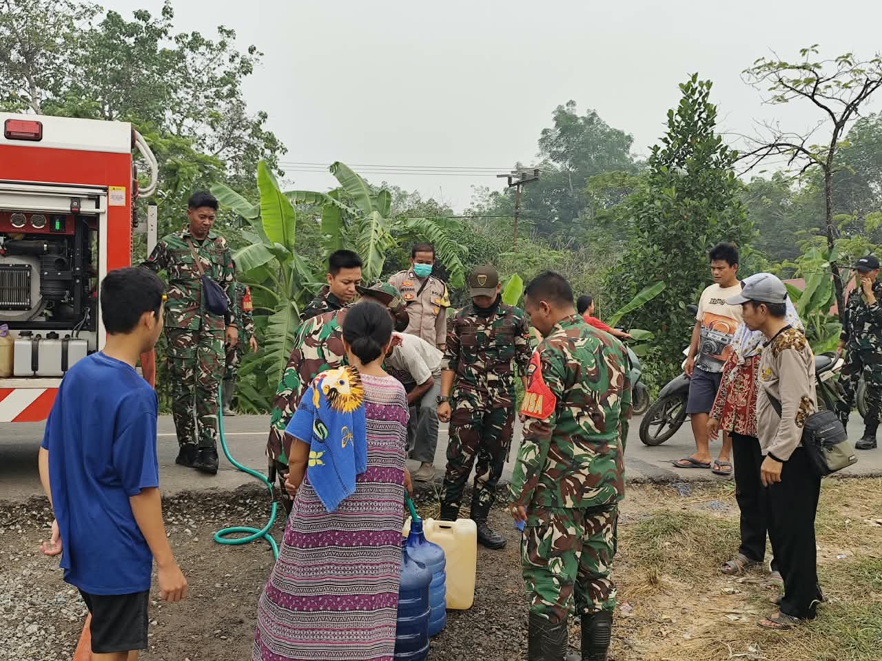 Koramil 1011-07 Lakukan Distribusi Air Bersih di Desa Sei Kayu