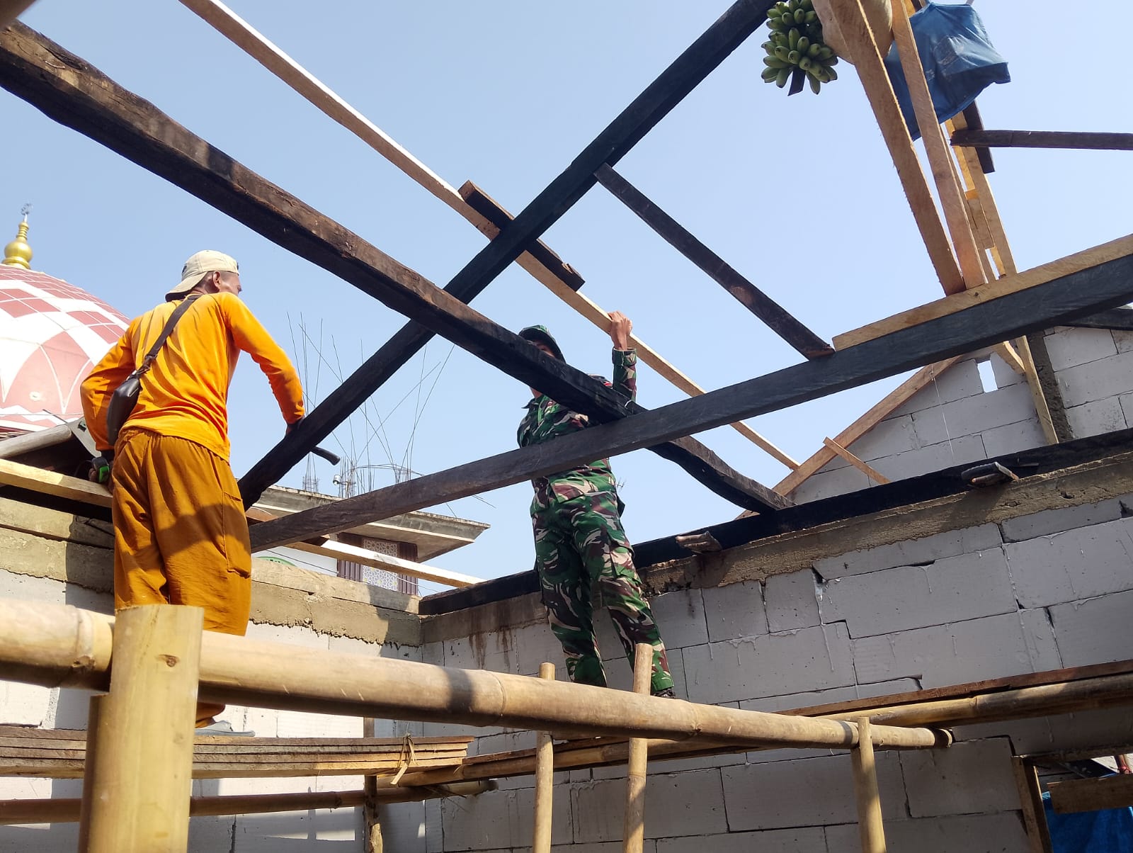 Proses Renovasi Rumah Bapak Entang Menuju Pemasangan Rangka Atap dalam TMMD ke-130