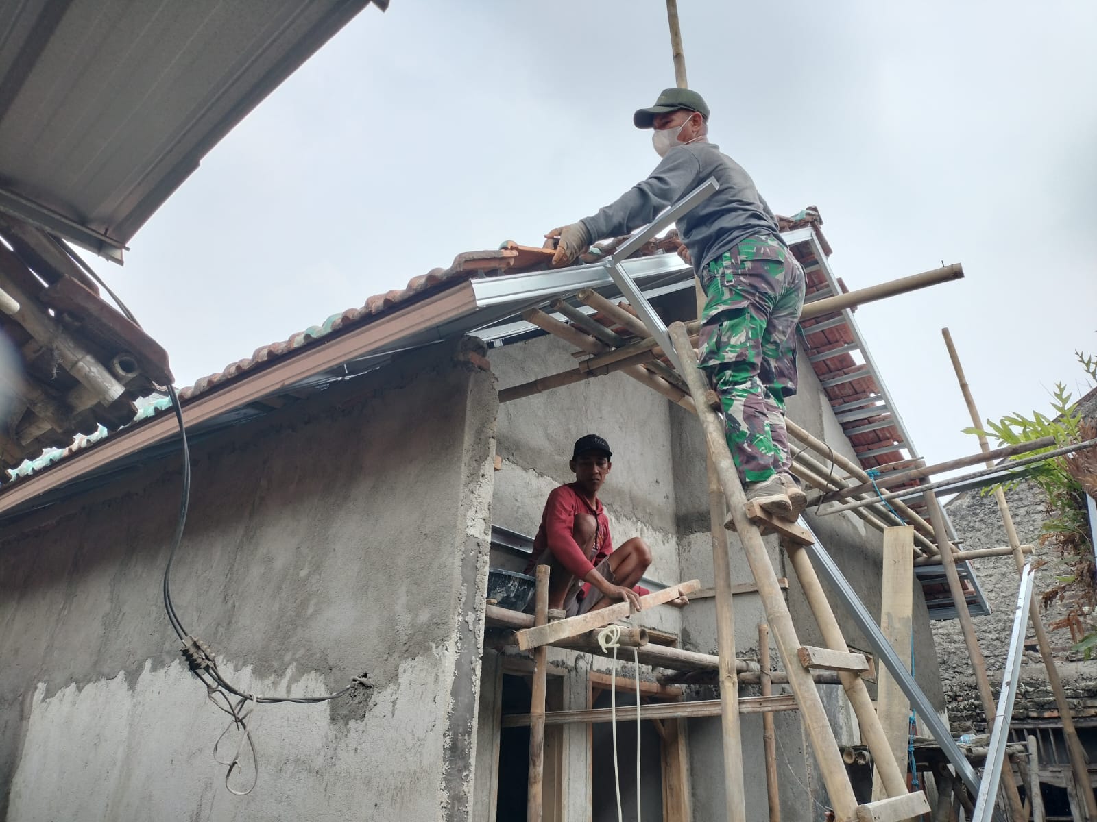 Gotong Royong Satgas TMMD ke-130 Percepat Pembangunan Rumah Bapak Safi’i di Sumur Bandung