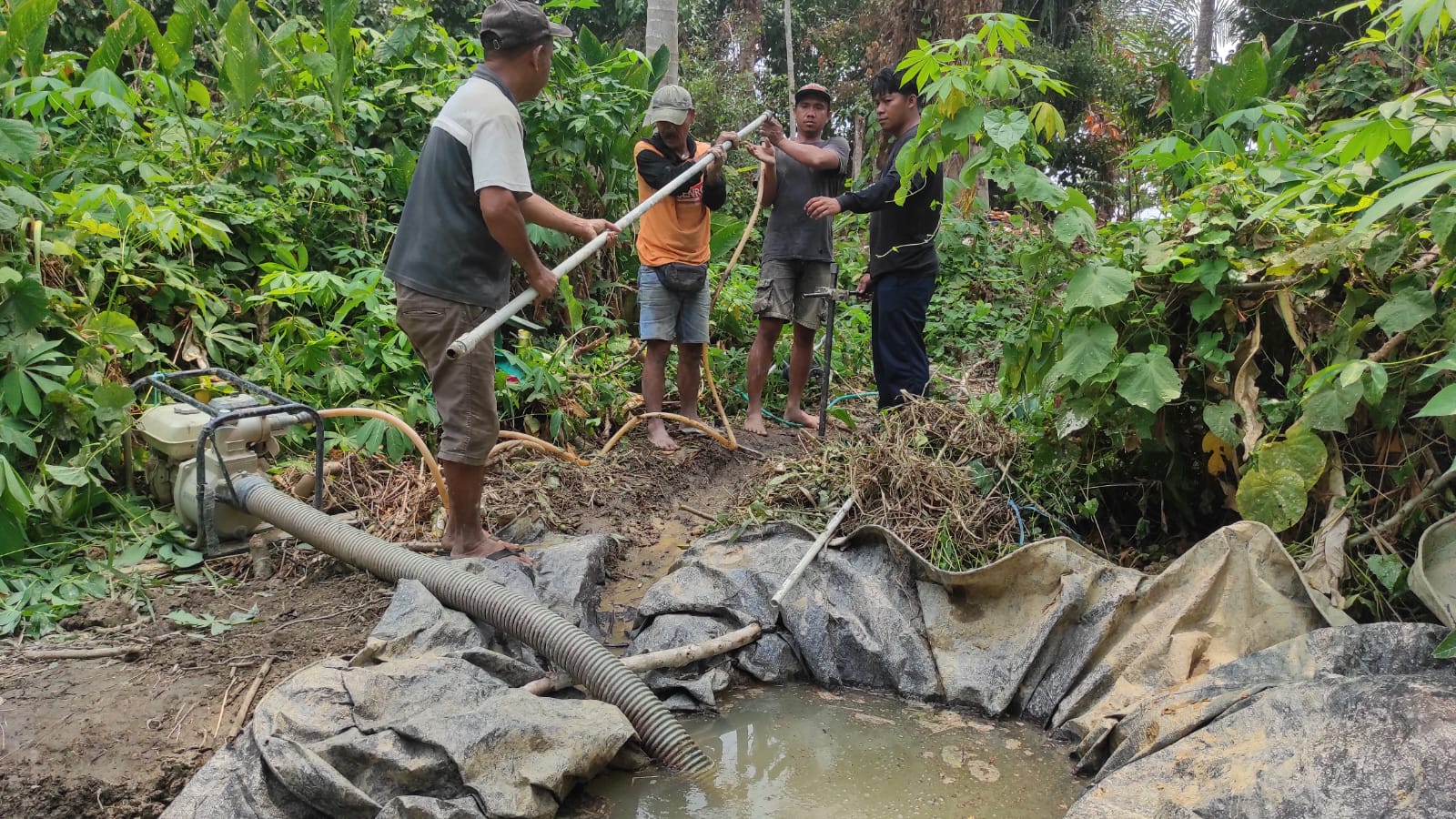 Pengerjaan Sumur Bor di Desa Mayakeli: Satgas TMMD ke-130 Pasang Pipa Secara Bertahap
