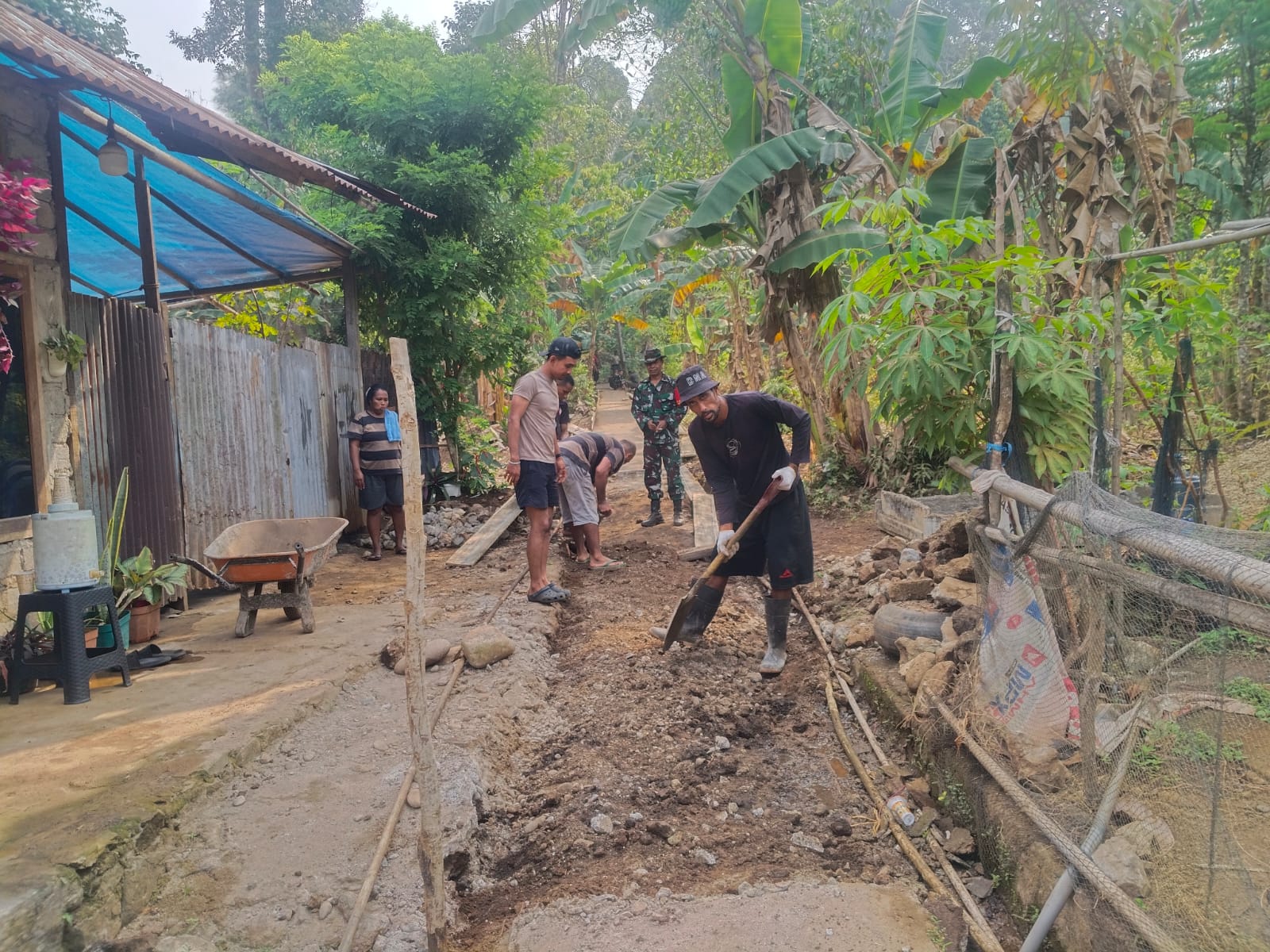 Kegiatan Satgas TMMD ke-130 Kodim 1504/Ambon Kirim Material untuk Pembangunan
