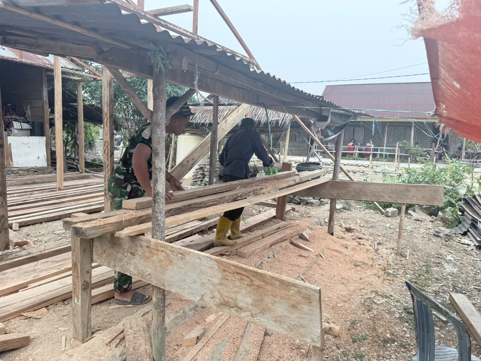 Satgas TMMD ke-130 Terus Rehabilitasi Rumah Yafet di Poso