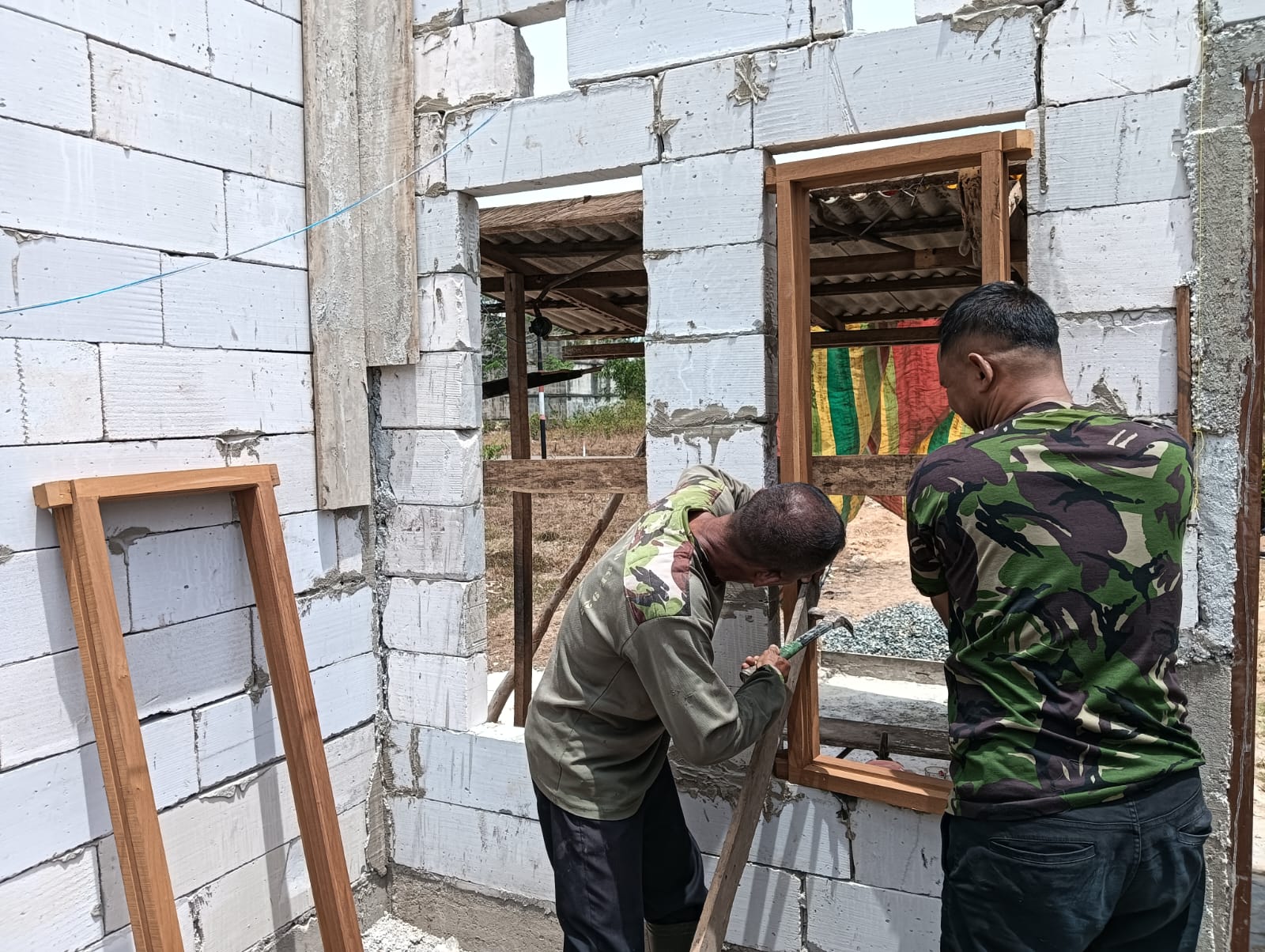 Kemajuan Rehabilitasi Rumah Pak Sajimin Melangkah ke Pemasangan Kusen