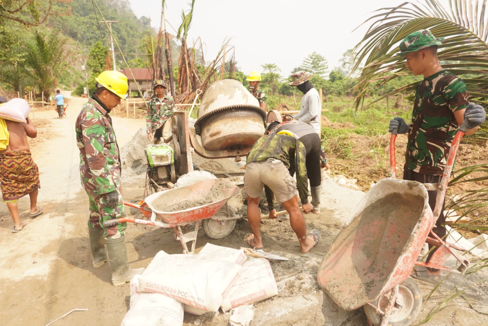 Mobilisasi Material Konstruksi di Luwu Timur Dukung Arco dalam TMMD 130