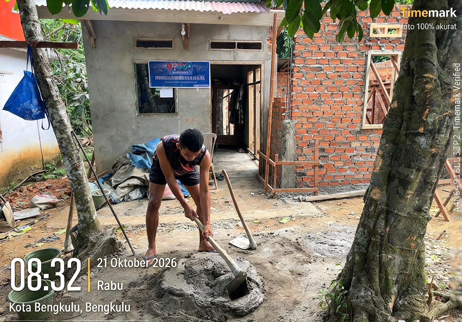 Gotong Royong Satgas TMMD ke-130 Kodim 0407/Kota Bengkulu Wujudkan Rumah Layak bagi Ibu Siti Ummulyati