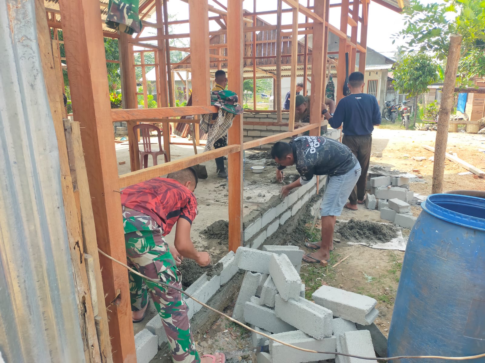Pembangunan RTLH Bapak Arianto Atan oleh Satgas TMMD ke-130