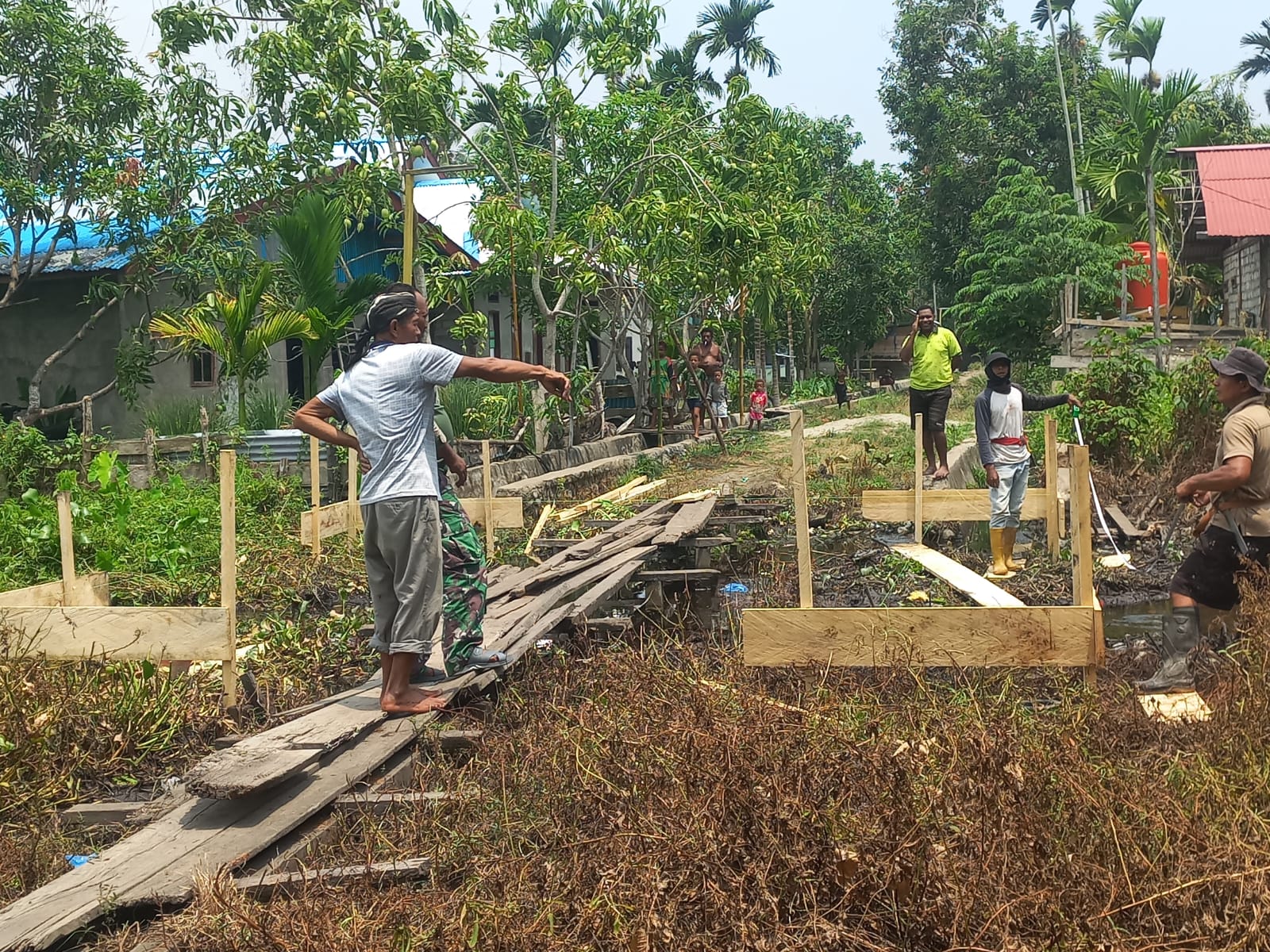 Keterlibatan Warga dalam Proyek Jembatan TMMD Ke-130 di Manokwari Selatan