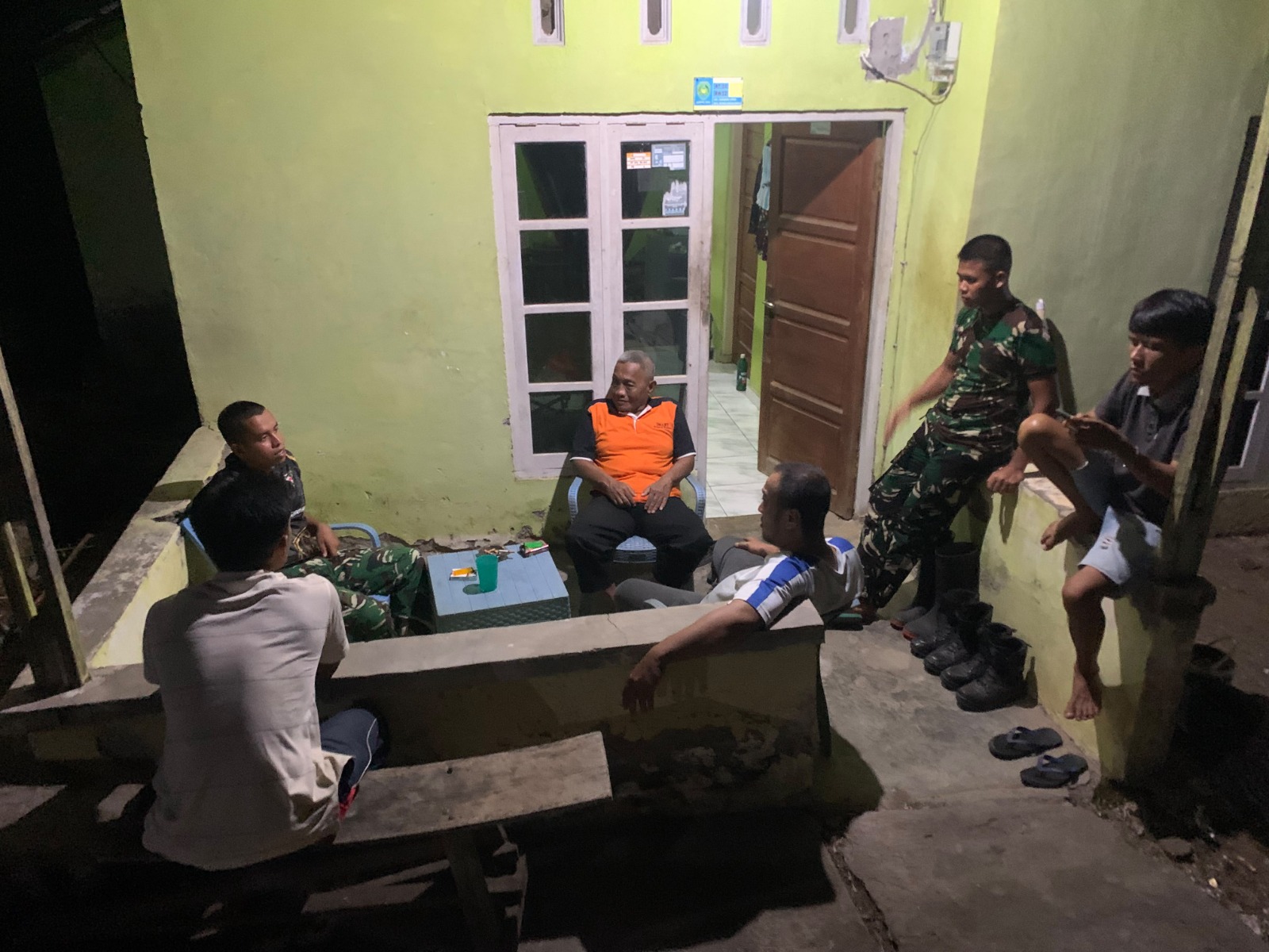 TNI Kodim Bengkulu Jalin Kedekatan dengan Warga Lewat Obrolan Malam Hari