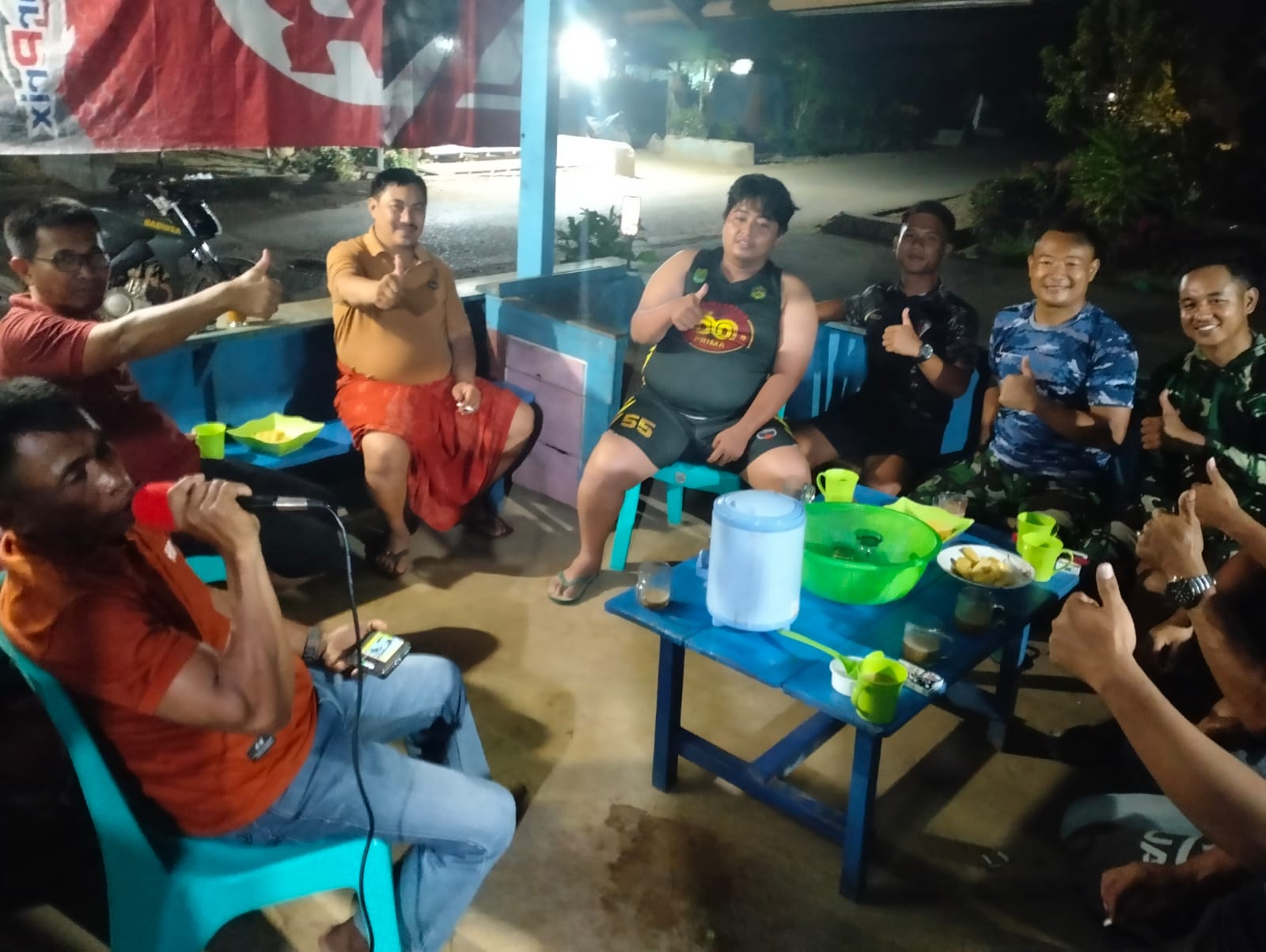 Kopi Hitam dan Jagung Bakar Eratkan Kebersamaan Satgas TMMD ke-130 dengan Pemuda Parumpanai