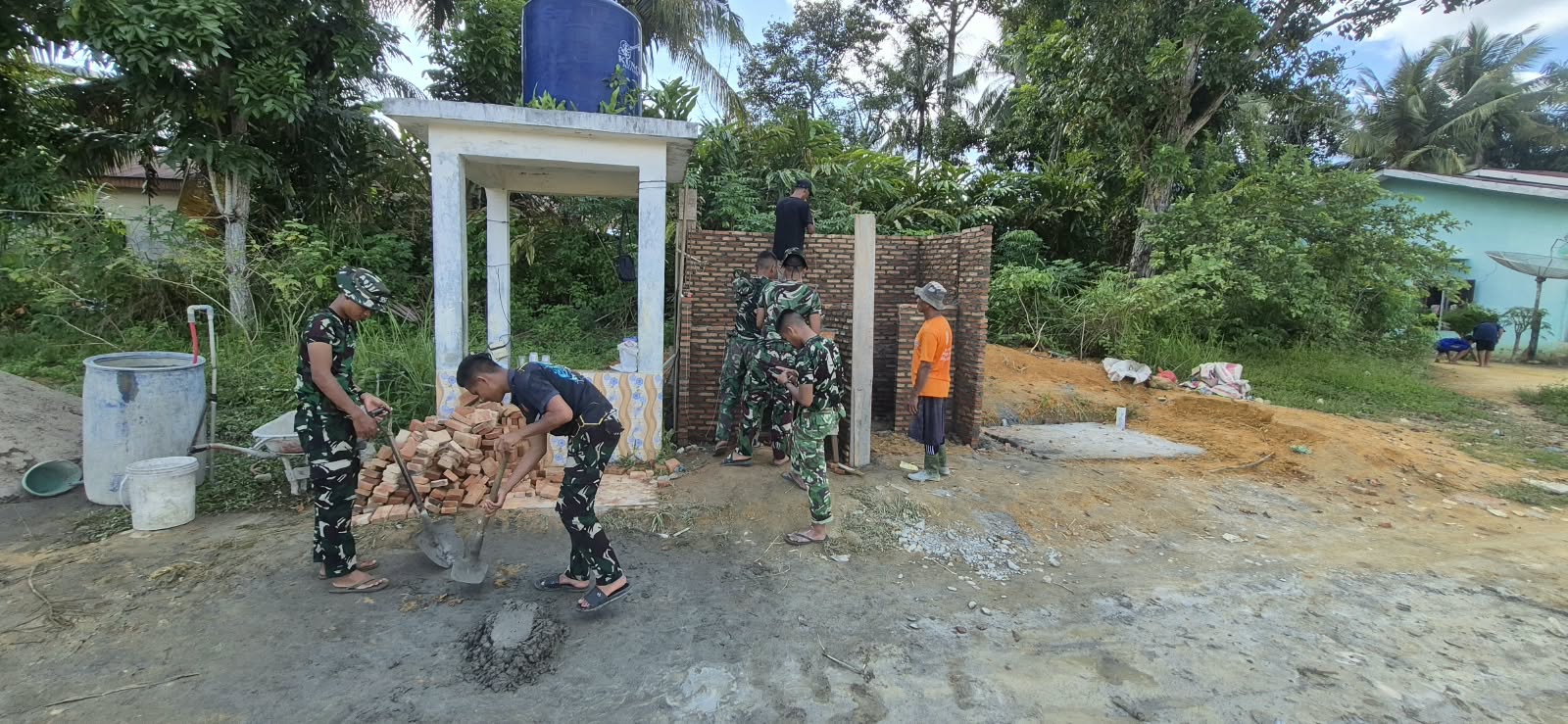 Kolaborasi TNI dan Warga Aek Batu Wujudkan Fasilitas Sanitasi yang Diperlukan